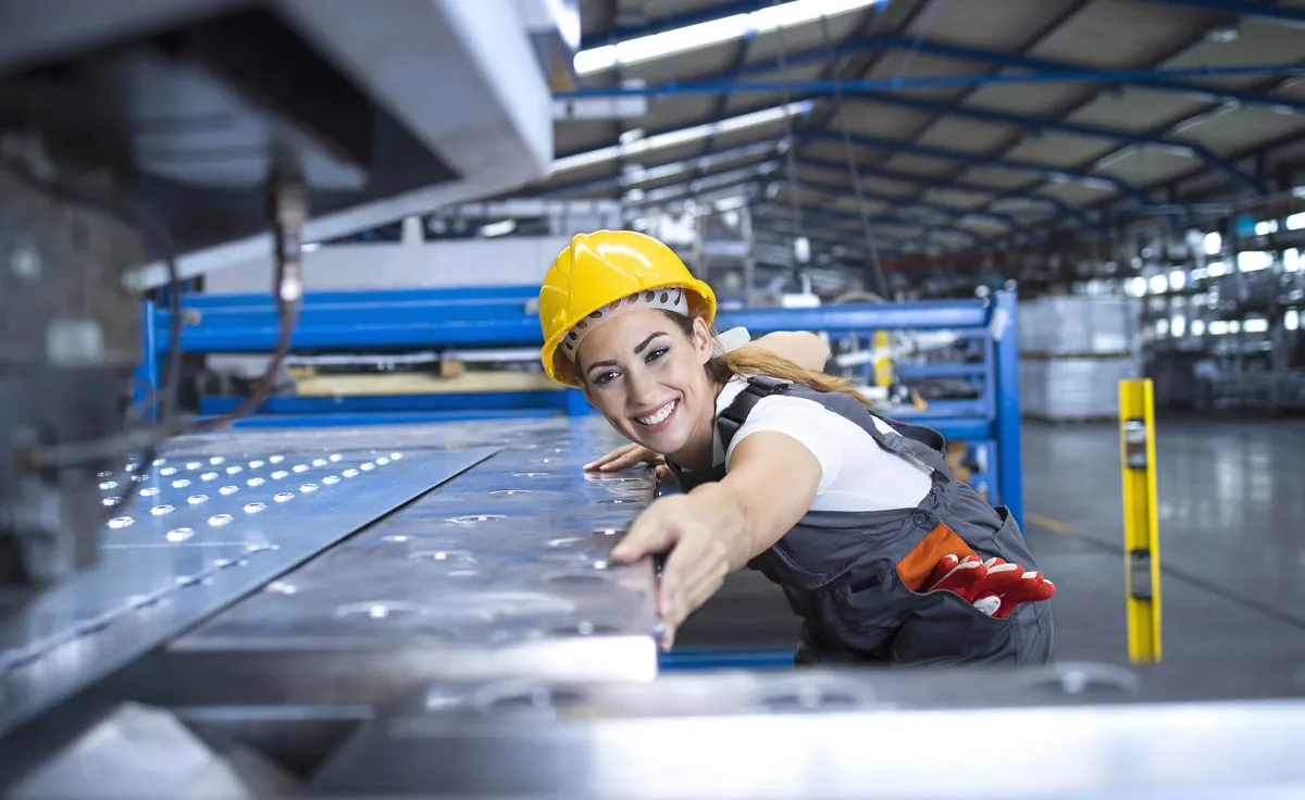 Mitarbeiterin in der Fertigung — produzierendes Gewerbe